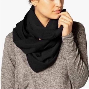 🆕 BEYOND YOGA • Pocket Infinity Scarf